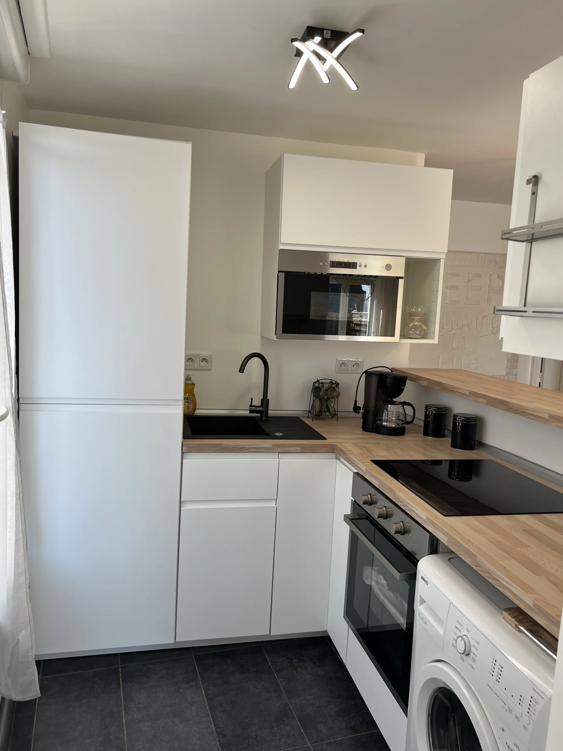 Photo de la cuisine avec plan de travail