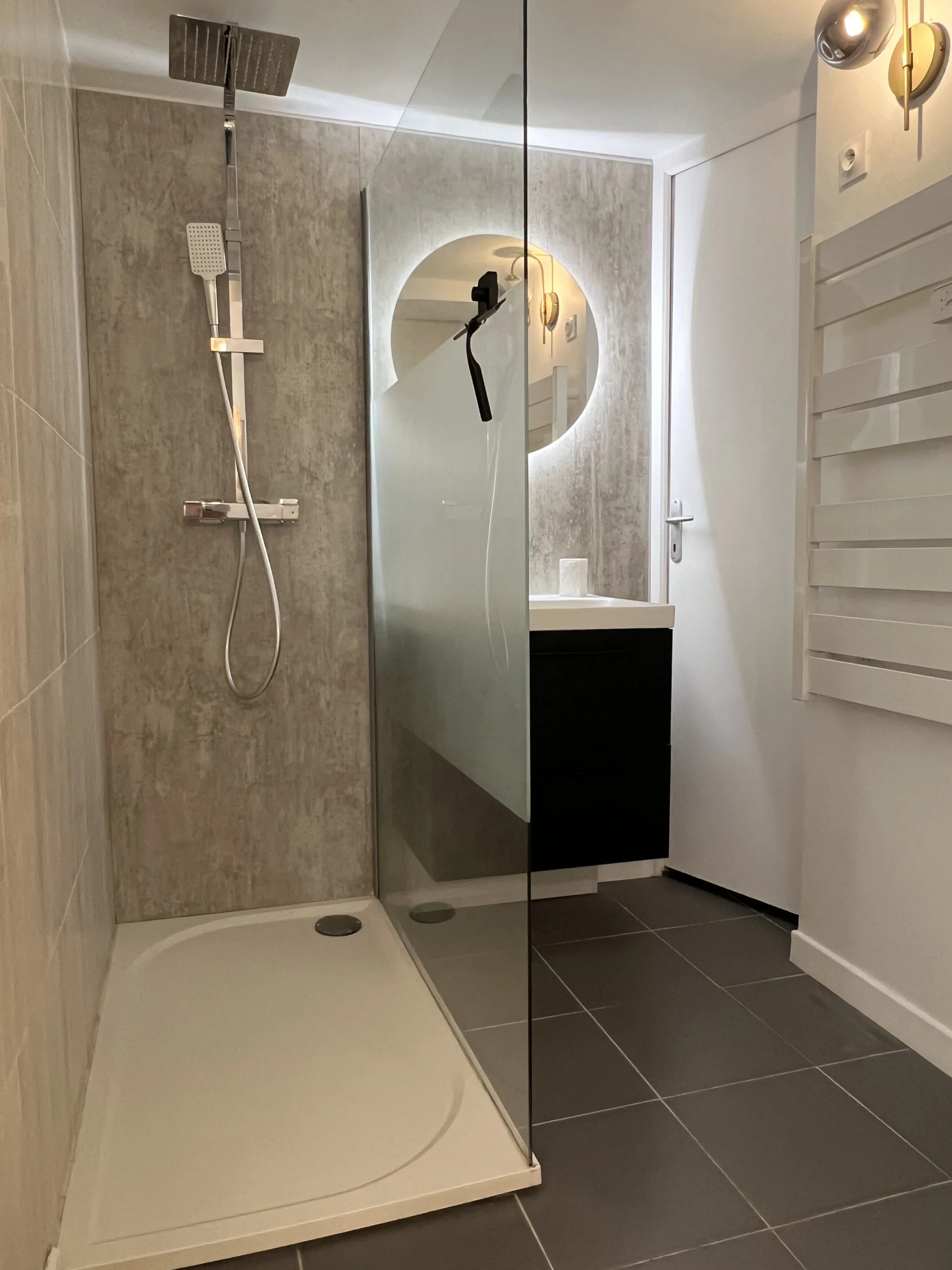 Photo de la salle de bain, douche italienne et lavabo