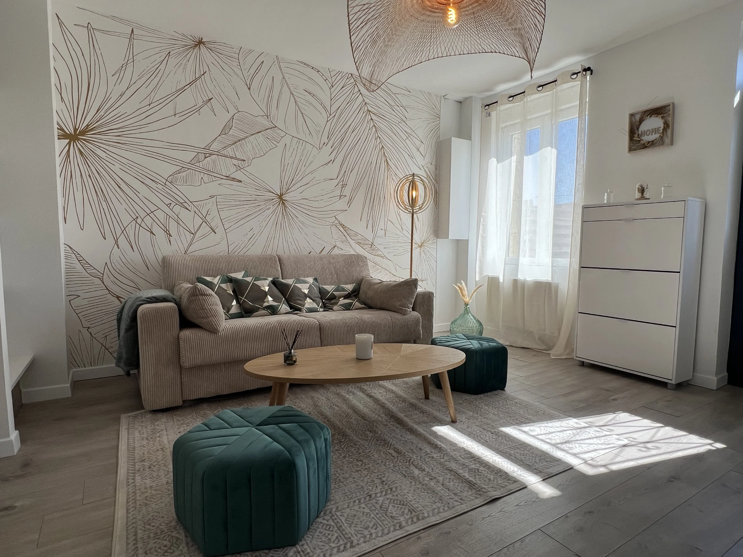 Photo d&rsquo;un salon avec canapé et table basse