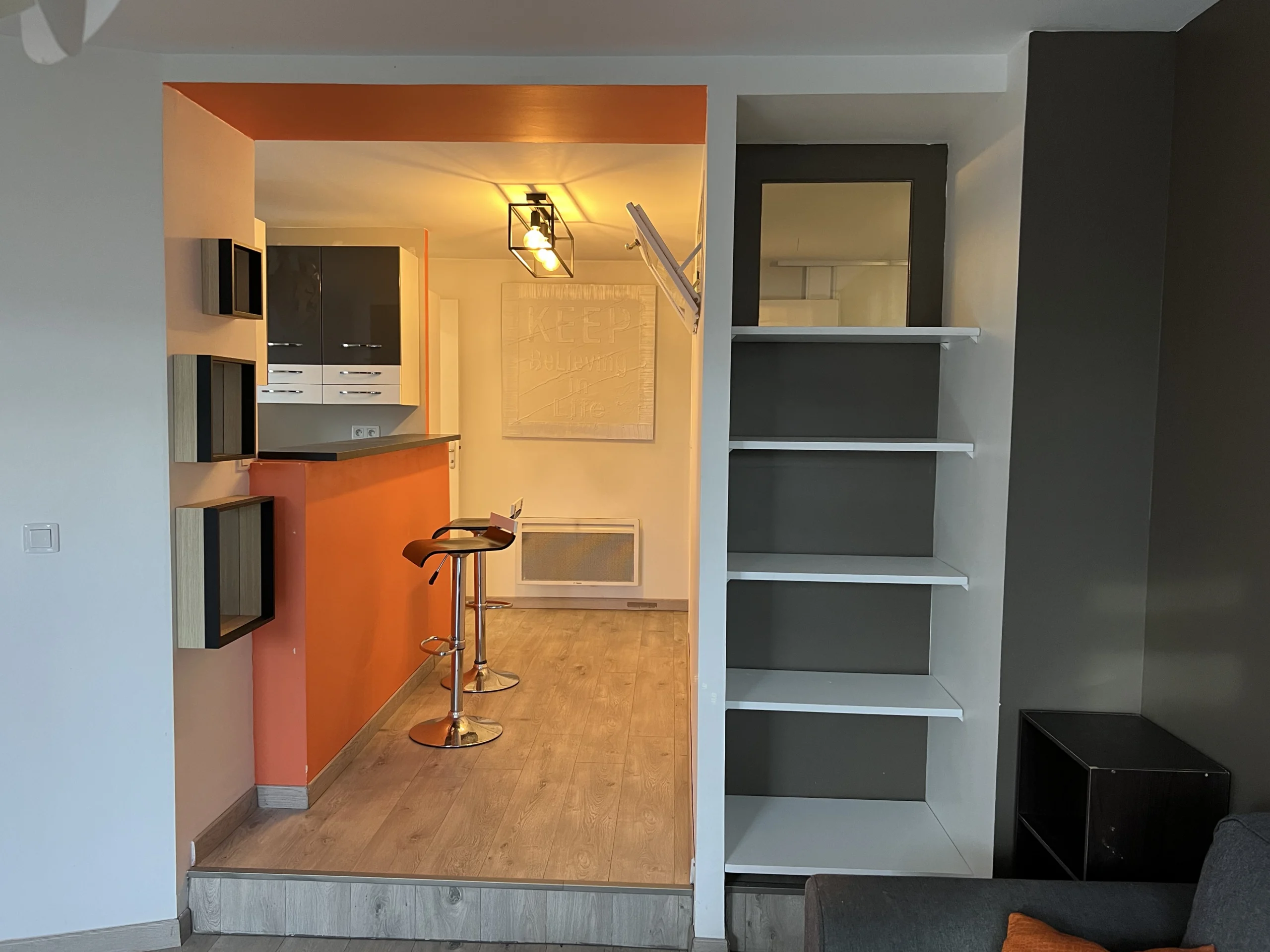 photo d&rsquo;un bar avec tabouret dans une cuisine