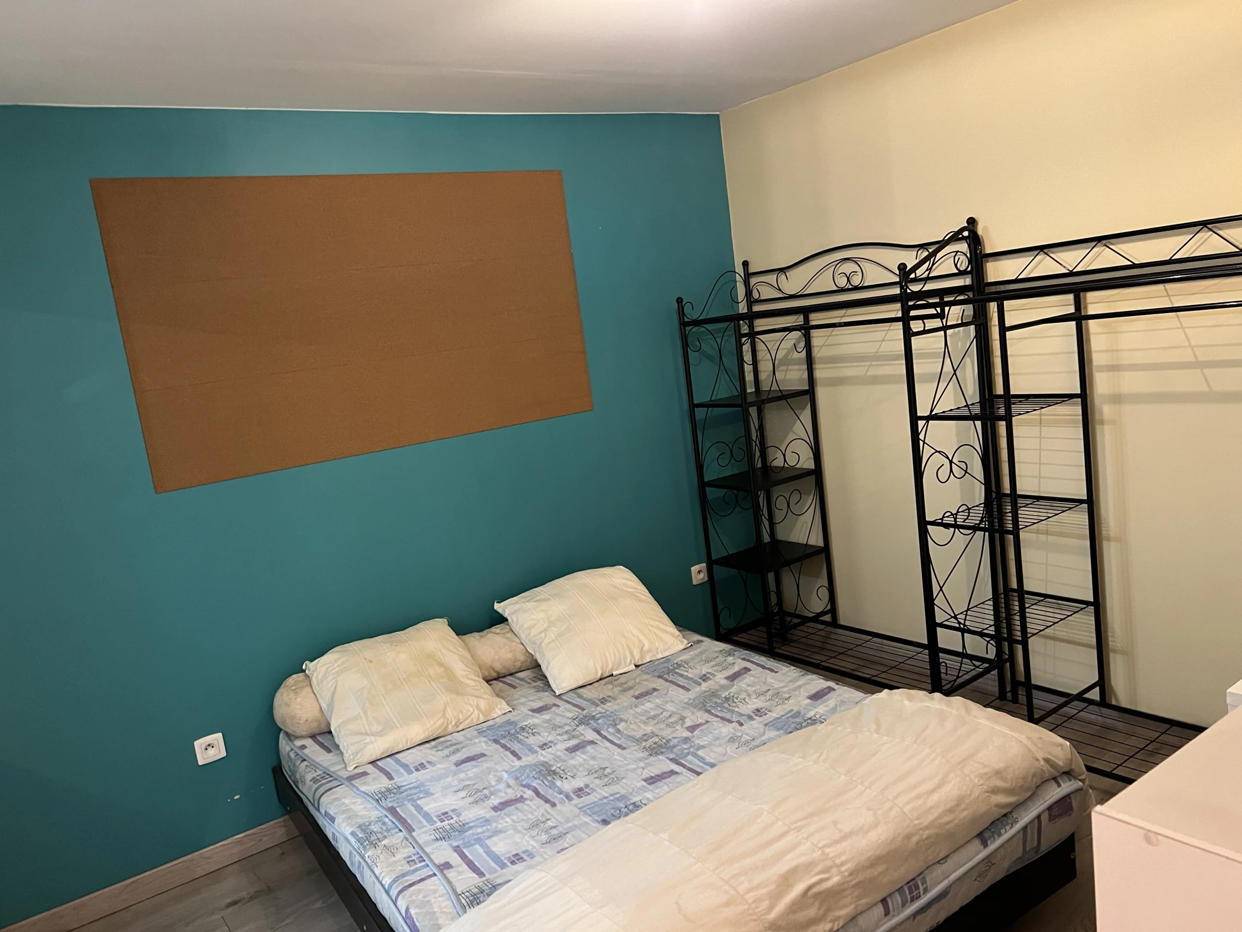 photo d&rsquo;une chambre avec lit double