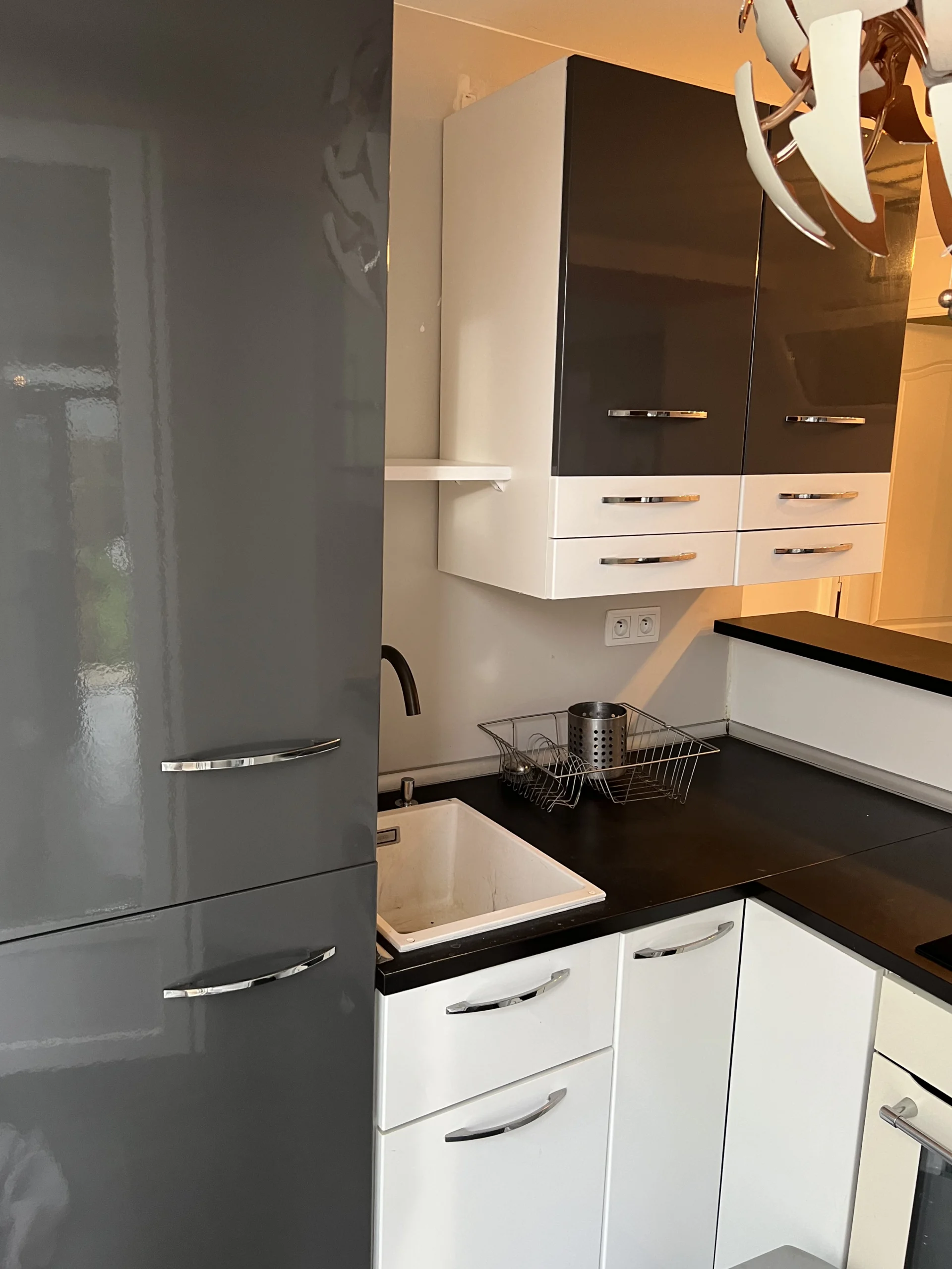 photo d&rsquo;une partie de la cuisine avec evier et frigo