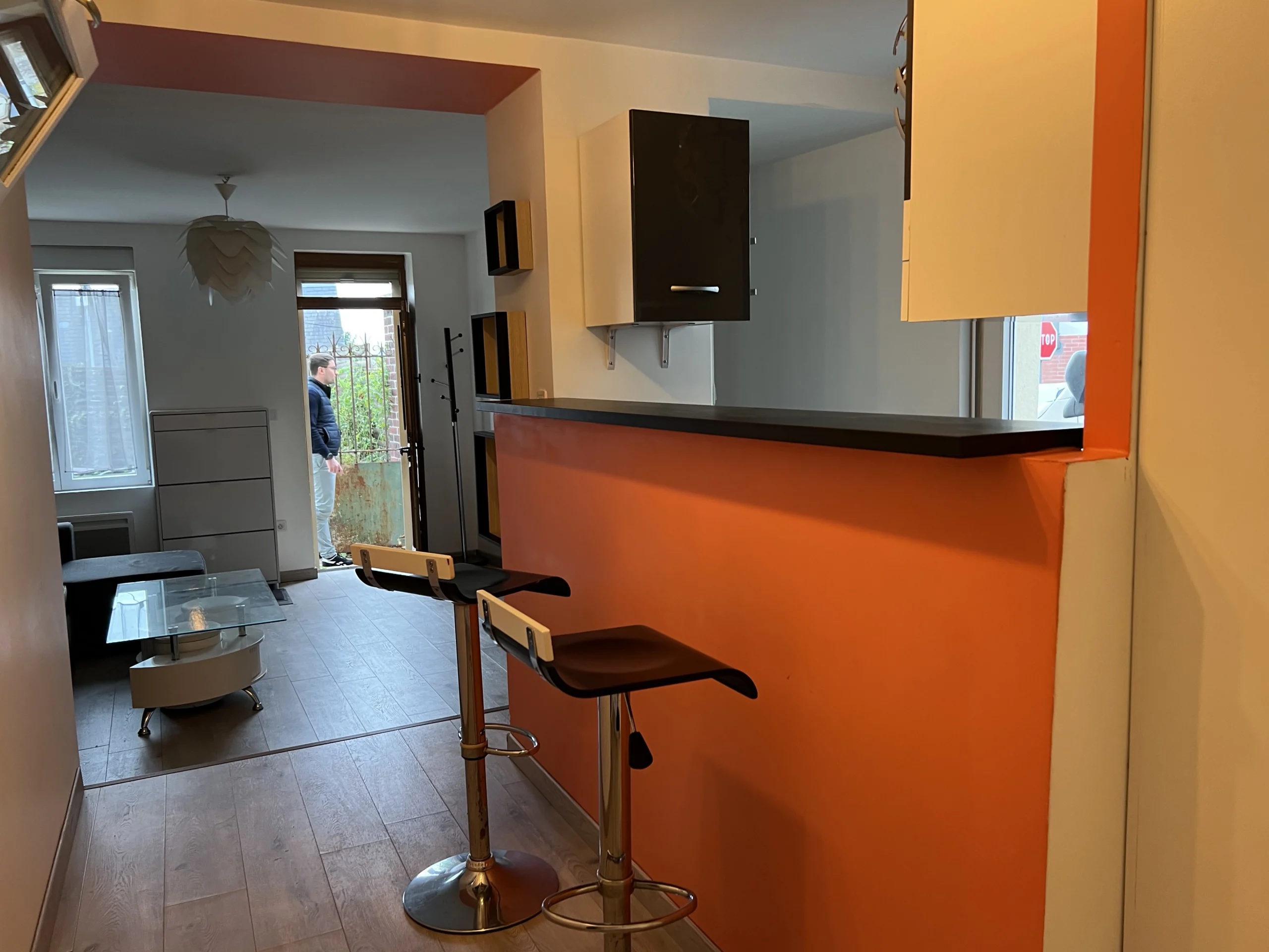 photo vue de la cuisine sur le salon