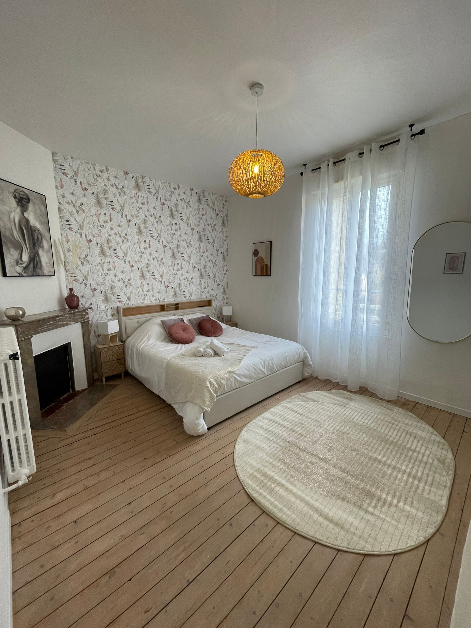 Chambre parentale dans les tons roses.