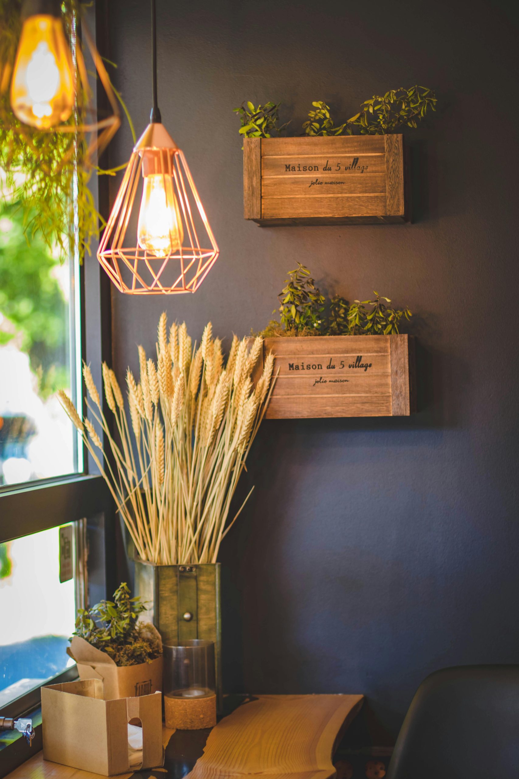 Découvrez comment bien éclairer votre intérieur en automne grâce à mes astuces déco pour créer une ambiance chaleureuse et cosy.