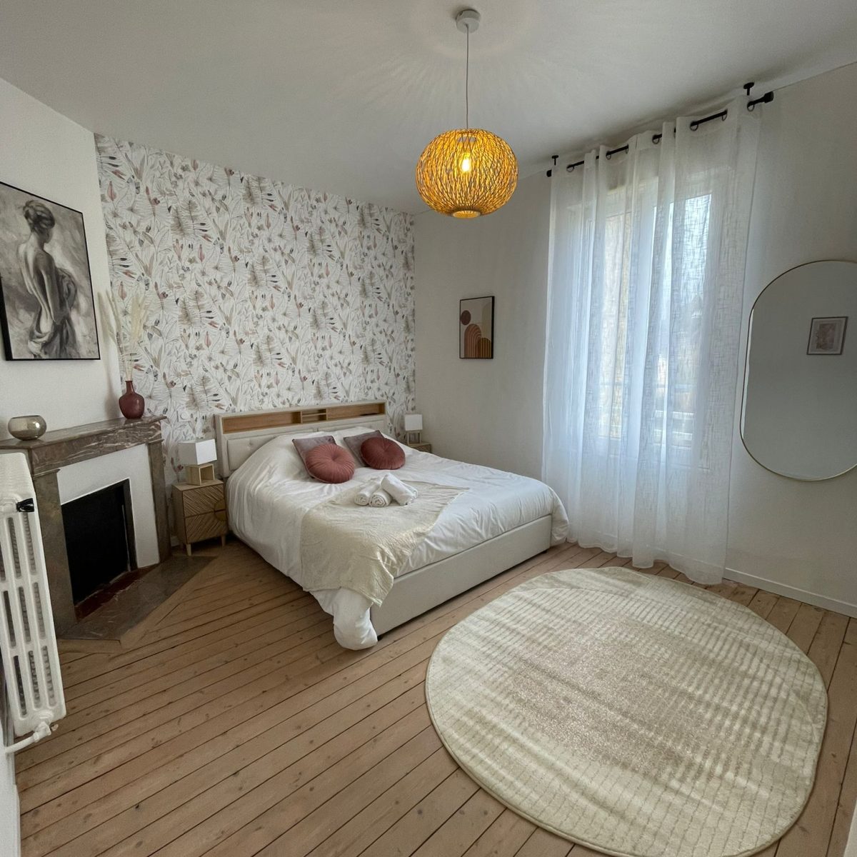 Chambre parentale dans les tons roses.