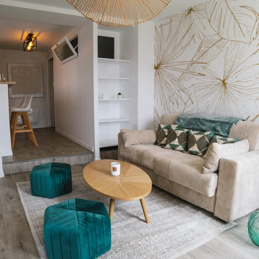 Photo du salon avec canapé et table basse