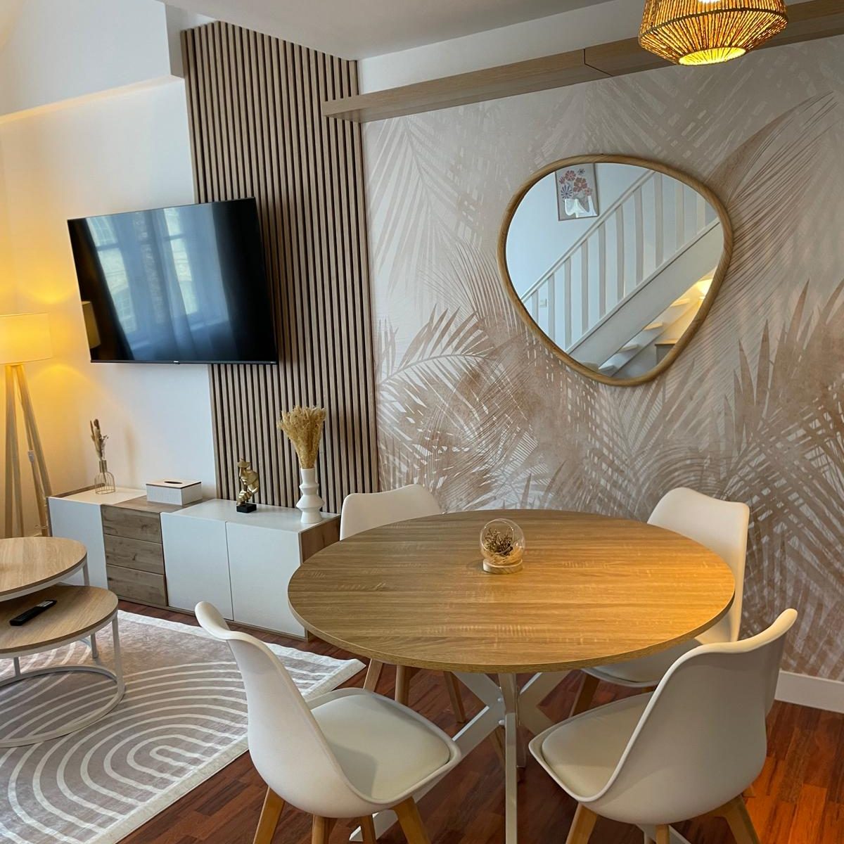 Pièce de vie avec papier peint panoramique et miroir organique