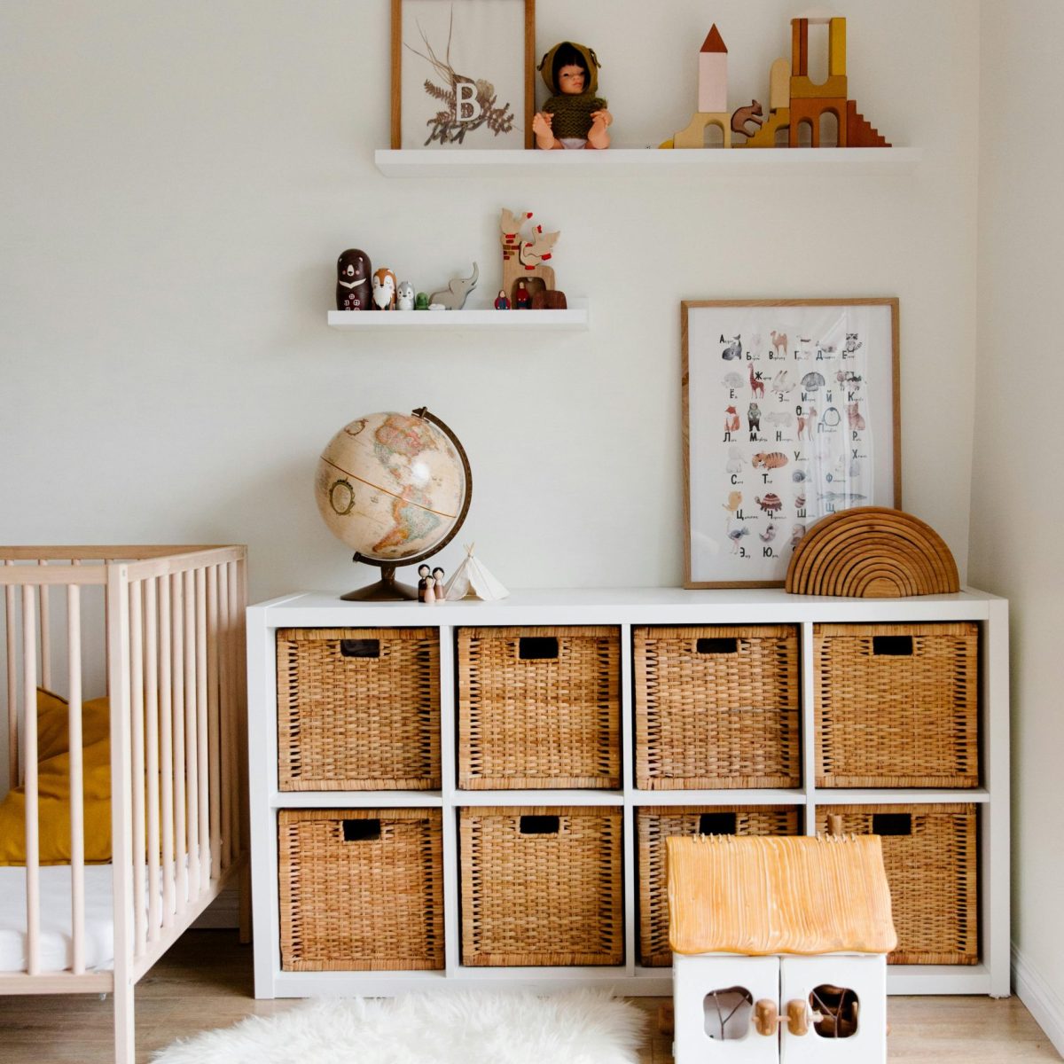 Chambre d'enfant blanche et panier d'osier.