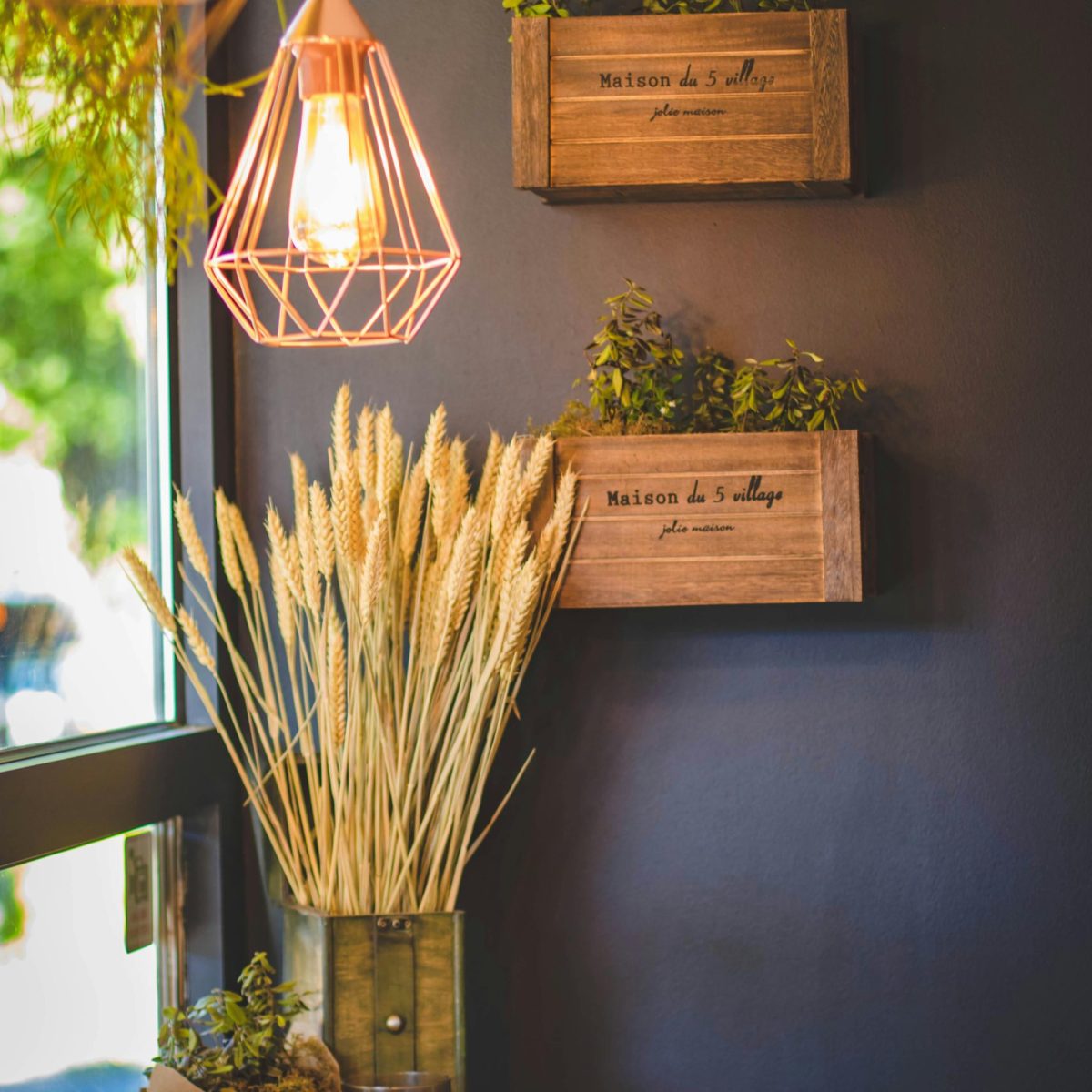 Découvrez comment bien éclairer votre intérieur en automne grâce à mes astuces déco pour créer une ambiance chaleureuse et cosy.