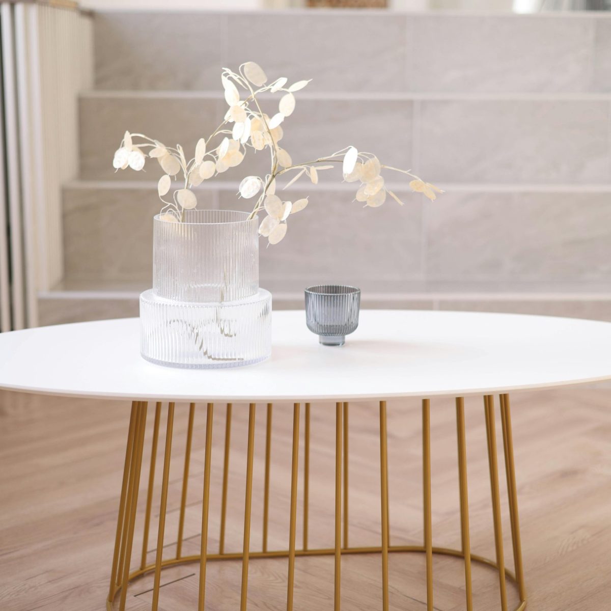 Table basse ronde en marbre avec empiètement doré.